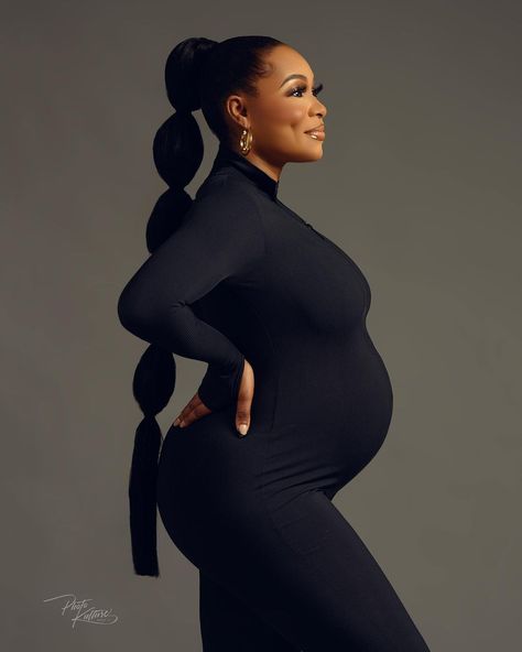 Hairstyles For Maternity Photoshoot, Bump Shoot Ideas, Hairstyles For Pregnant Women, Pregnant Bday Photoshoot, Black Maternity Shoot, Classy Maternity Shoot Black Women, Baby Bump Photoshoot Ideas, Pregnancy Studio Photoshoot, Pregnant Photoshoot Black Women