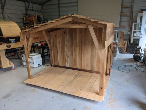 Wood Manger Diy, Diy Nativity Stable Outdoor, Pallet Nativity Scene Outdoor, Manger Scenes Nativity Diy Wood, Outdoor Wooden Nativity Scene, Nativity Stable Diy Outdoor Pallets, Diy Wooden Nativity Stable, Diy Manger, Homemade Scarecrow