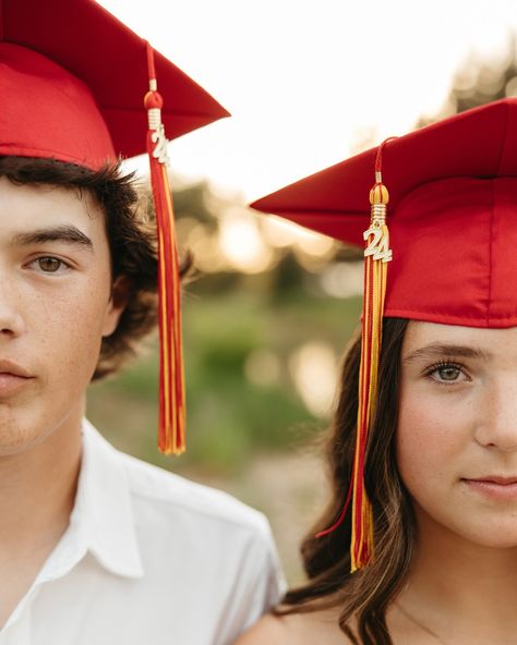 When siblings graduate together♥️ Senior Sibling Picture Ideas, Senior Photos For Twins, Twins Graduation Pictures, Brother And Sister Senior Pictures, Siblings Graduation Pictures, Sibling Graduation Pictures Photo Ideas, Cousin Senior Picture Ideas, Sisters Graduation Pictures, Twin Graduation Pictures