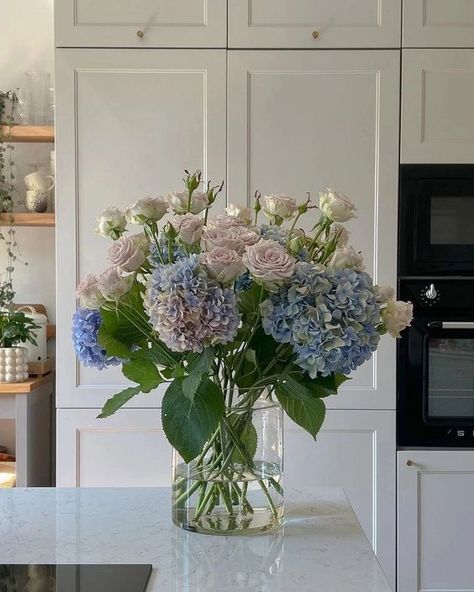 Hydrangea Bouquet, Boquette Flowers, Nothing But Flowers, Flower Therapy, Beautiful Bouquet Of Flowers, Beautiful Bouquet, Love Flowers, My Flower, Pretty Flowers