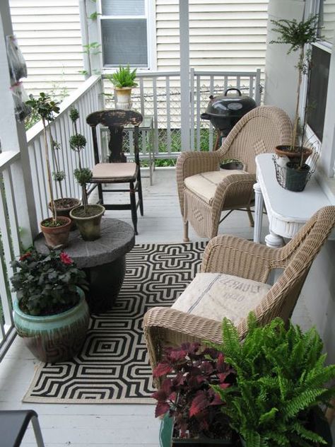 urban cottage porch Apartment Porch, Balkon Decor, Back Porches, Urban Cottage, Patio Cover, Apartment Patio, Small Porches, House With Porch, Porch Design