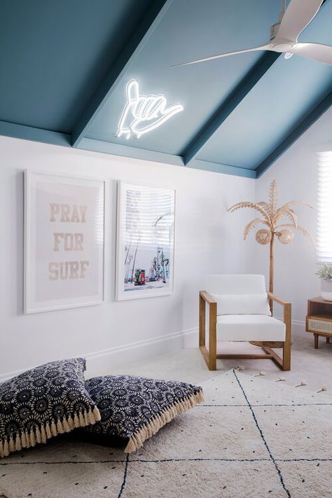 Loving the cool boy bedroom vibe. The surf and beach feel yet still modern. Loving the blue ceiling too. Surf Bedroom, Surfer Room, Cool Bedrooms For Boys, Blue Ceiling, Surf Room, Three Birds Renovations, Beachy Room, Blue Ceilings, Beach Room