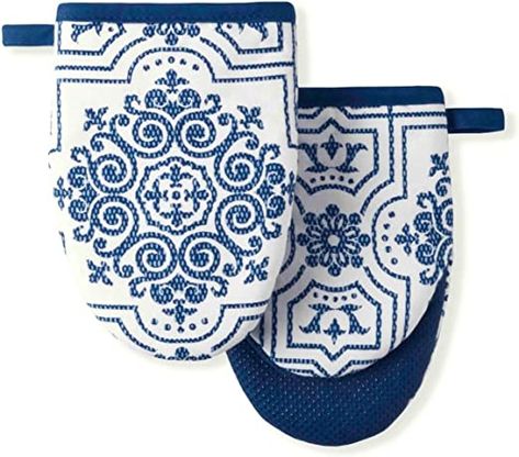 Amazon.com: Martha Stewart Strie Medallion Mini Oven Mitt 2-Pack Set, Navy Blue, 5.5"X8" : Home & Kitchen Navy Blue Kitchen Decor, Martha Stewart Kitchen, Farmhouse Dinnerware, Decor On Amazon, Navy Blue Kitchen, White Oven, Blue Kitchen Decor, Hotel Pillows, Mini Oven