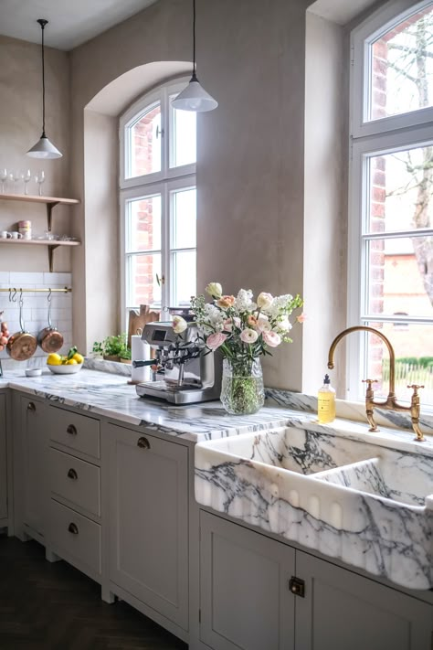 This is our Tuscan Farmhouse Arabescato double marble sink with fluted fronts, isn't it beautiful!? These sinks are classic and elegant, they'll age and change over time and our brass Ionian tap is the perfect addition. Oooh and how about the matching Arabescato marble countertop, this look is bold and absolutely beautiful. #deVOLKitchens #MarbleSink #KitchenSink #Arabescato Photography & styling by @ourfoodstories Devol Kitchens, Casa Vintage, Stunning Kitchens, Kitchen Marble, Counter Tops, Kitchen Projects, Beautiful Kitchens, Elle Decor, Dream Kitchen