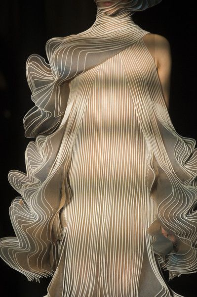 Iris Van Herpen Mushroom, Sculptural Fashion, Iris Van Herpen, 3d Fashion, Futuristic Fashion, Fall 2018, Mode Inspiration, Autumn Fashion Women, Womens Fashion Trends