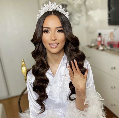 Crown Hairstyles: A Sophisticated Touch for Any Event Hollywood Hair Middle Part, Bride Hair Waves Soft Curls, Down Hairstyles With Crown, Curled Hair With Crown, Hollywood Waves Quinceañera, Hollywood Waves With Tiara, Middle Part Bride Hair, Middle Part Hairstyles Wedding, Wedding Hairstyles Middle Part