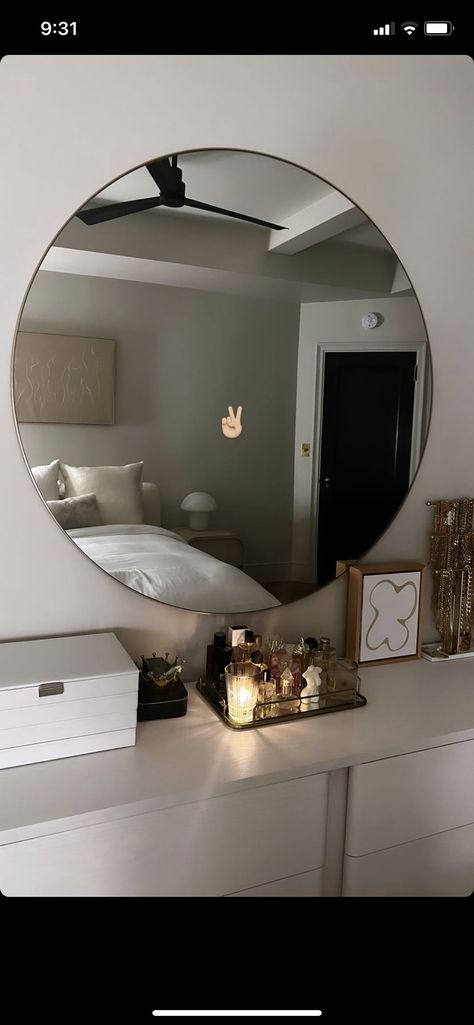 Round Mirror Decor Ideas Bedrooms, Circular Mirror Bedroom, Bedroom Circle Mirror, Mirror Above Desk, Circle Mirror Bedroom, Round Mirror Bedroom, Girls Dressing Table, Round Desk, Closet Mirror