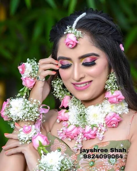 Real Flower Jewellery, Haldi Ceremony Decorations, Flower Jewellery For Haldi, Flower Jewellery For Mehndi, Bridal Makeup Videos, Haldi Ceremony Outfit, Flower Jewelry Designs, Wedding Flower Jewelry, Pink Flower Crown