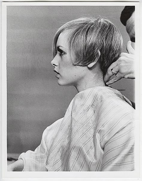 Twiggy Haircut, Twiggy Hair, Twiggy Fashion, Swinging Sixties, Press Photo, Pixie Hairstyles, Vintage Hairstyles, Hair Cut, Pixie Haircut