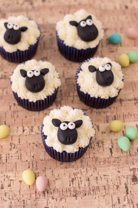 Sheep Easter cupcakes Easy Ways To Decorate Cupcakes, Cupcakes With Eyes, Fun Cupcakes For Kids, Cute Cupcakes Ideas, Easter Cupcakes Ideas, Easter Cup Cakes, Fun Baking Ideas, Cup Kek, Easy Easter Cupcakes