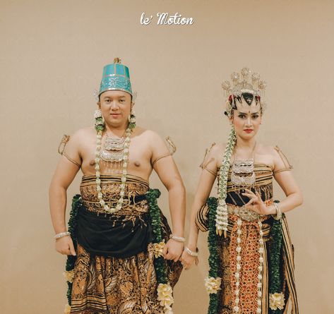 Le Motion Photo: Kania & Restama Javanese Wedding at Puri Begawan Bogor Pelaminan Jawa, Nikah Adat Jawa, Jawa Wedding, Wedding Jawa, Paes Ageng, Indonesian Headdress, Wedding Kebaya, Model Dress Kebaya, Motion Photo