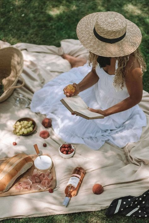 Pretty Picnic, Parisian Picnic, Picnic Photo Shoot, Picnic Pictures, Picnic Photography, My Chic Obsession, Spring Picnic, Picnic Inspiration, Picnic Style