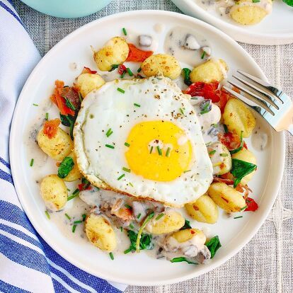 Today, we're making Breakfast Gnocchi with Mushroom Gravy! Gnocchi is not just for dinner any more, folks! We're sauteing these pillowy dumplings until they're nice and crisp, mixing them with some crispy prosciutto and fresh spinach, topping them with a luxurious creamy mushroom sauce, and finishing off the whole situation with a perfectly gooey egg.This is a dinner for breakfast best case scenario! This is one of those meals that requires a little bit of multitasking. In one pot,… Easy Hamentashen Recipe, Breakfast Totchos, Paleo Coffee Cake, Tot Nachos, Tater Tot Nachos, Tater Tot Recipes, How To Cook Gnocchi, Homemade Flatbread, Tater Tot Breakfast