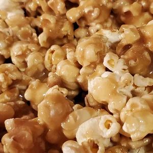 Carmel Corn With Karo Syrup, Easy Caramel Corn Recipe, Caramel Corn Easy, Carmel Popcorn, Caramel Corn Recipe, Homemade Caramel Corn, Caramel Corn Recipes, Sweet Popcorn, Caramel Bars