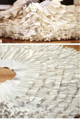 Creative Ideas for Christmas Tree Skirts: White Ruffled DIY Tree Skirt Small Christmas Tree Ideas, Diy Tree Skirt, Creative Ideas For Christmas, Classic Christmas Decorations, Small Christmas Tree, Skirts White, Christmas Tree Skirts, Diy Tree, Small Christmas Trees