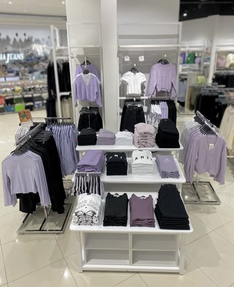 Retail Store Set Up, Clothing Visual Merchandising, Visual Merchandising Displays Clothing, White Black Room, Table Merchandising, Visual Merchandising Ideas, Fashion Store Display, Visual Merchandising Display, Clothing Boutique Decor