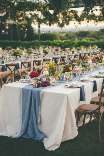 10 x Romantic Tuscany wedding vibes! / Inspiration | Laurie Bessems Wedding Ceramics Decoration, Colorful Tuscan Wedding, Italian American Wedding, Italian Wedding Colors, Tuscan Themed Party, Wildflower Wedding Theme Bridesmaid, Wildflower Wedding Bridesmaids, Italian Theme Wedding, Italian Wedding Theme