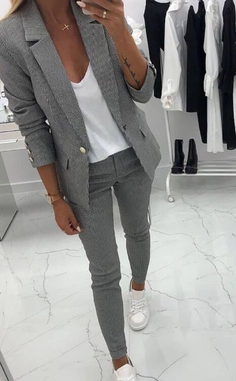 Office Casual Outfit, Business Casual Outfits For Work, Stil Elegant, Mode Casual, Stylish Work Outfits, Business Outfit, Casual Work Outfits, Looks Chic, Grey Pants