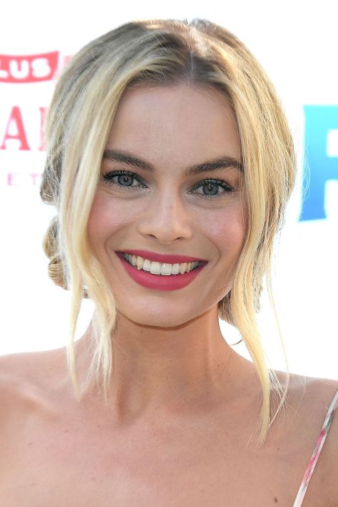 Low Bun With Tendrils, Margot Robbie Makeup, Hairstyles Quinceanera, Robbie Margot, Margot Robbie Hair, Blonde Bob Haircut, Glamour Uk, Tribeca Film Festival, Rosy Cheeks