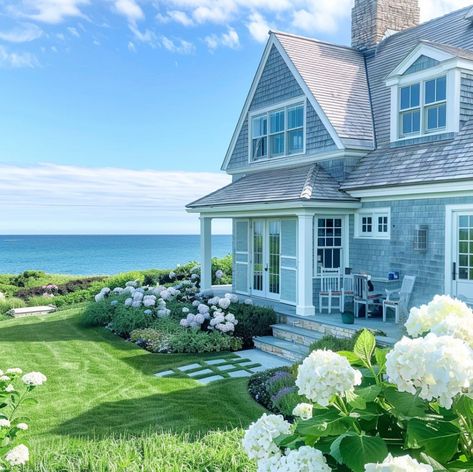 Nantucket Houses, White Picket Fence Ideas, North Carolina Beach House, Picket Fence Ideas, Hamptons Farmhouse, Nantucket Style Homes, Preppy House, Hamptons Beach House, Fairytale House