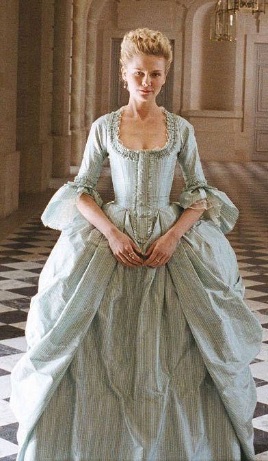 Marie Antoinette di Sofia Coppola | Ladies From Other Centuries Marie Antoinette Film, French Dresses, Marie Antoinette 2006, Antoinette Dress, 18th Century Dress, Rococo Fashion, 18th Century Costume, 18th Century Clothing, Century Dress