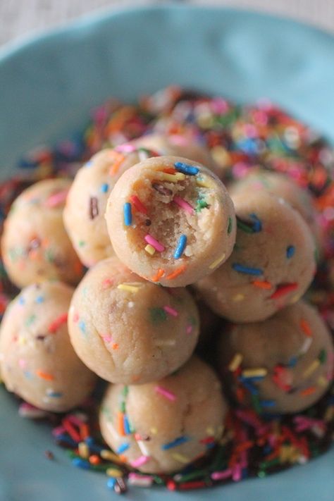 No Bake Cake Batter Protein Balls Cake Batter Protein Balls, Cake Batter Protein, Protein Ideas, Protein Balls Recipes, Protein Oatmeal, Healthy Protein Snacks, Protein Cake, Energy Ball Recipe, Protein Pudding