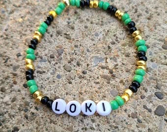 Bracelets Diy Beads Words, Loki Beaded Bracelet, Marvel Clay Bead Bracelet, Disney Bracelet Diy, Diy Bracelet Designs Beads, Marvel Beaded Bracelets, Marvel Bracelets, Bracelet Ideas With Beads, Loki Bracelet