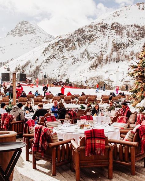 Apres Ski Interior Design, Ski Village Aesthetic, Ski Wedding Ideas, Ski Lodge Interior, Skiing Wedding, Winter Restaurant, Christmas Chalet, Ski Lodge Wedding, Austria Christmas