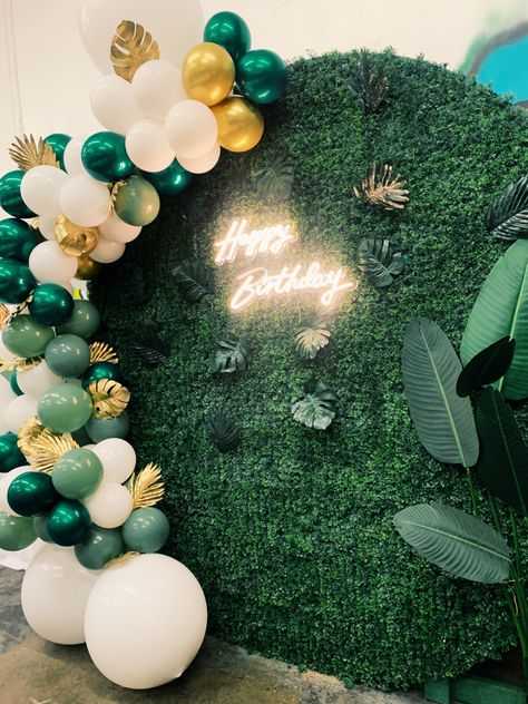 Green Birthday Backdrop Ideas, Green Backdrop With Balloons, Emerald Green Balloon Decoration, Green Birthday Backdrop, Diy 60th Birthday Decorations, Black And White Balloons, Photowall Ideas, Day Party Decor, Sweet 16 Photos