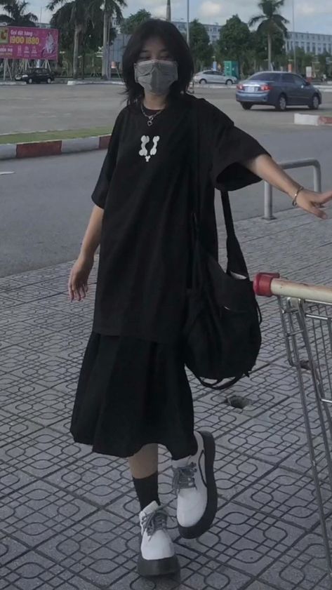 Oversize Outfit, Skirt Inspiration, Tomboy Style Outfits, Korean Girl Fashion, Tomboy Fashion, Edgy Outfits, Fashion Photoshoot, Looks Style, Black Outfit