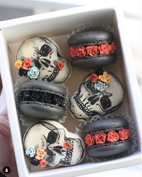 Witch Themed Party, Halloween Macarons, Autumn Core, Cupcakes Halloween, Food Spread, Date Idea, Spooky Party, Unus Annus, Black Roses