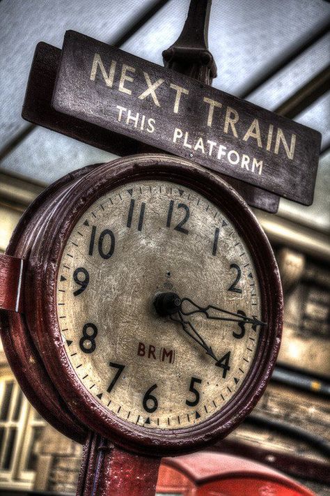 En Estación de Tren Old Clock, The Orient Express, Train Depot, Time Keeper, Somewhere In Time, Time Will Tell, Old Trains, Old Clocks, Train Stations