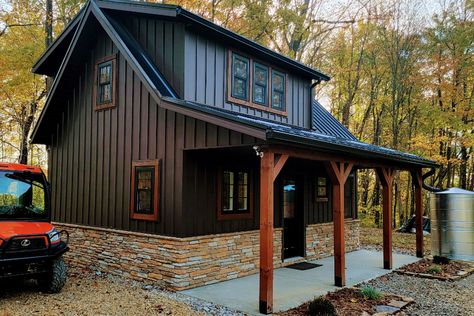 The Small Cabin House! Living Perfectly Large In 600 Square Feet Small Cabin House, Mini Chalet, Small Cabin Plans, Cabin Floor, Cabin Exterior, Brown House, Cabin Floor Plans, Cabin House Plans, Tiny Cabins