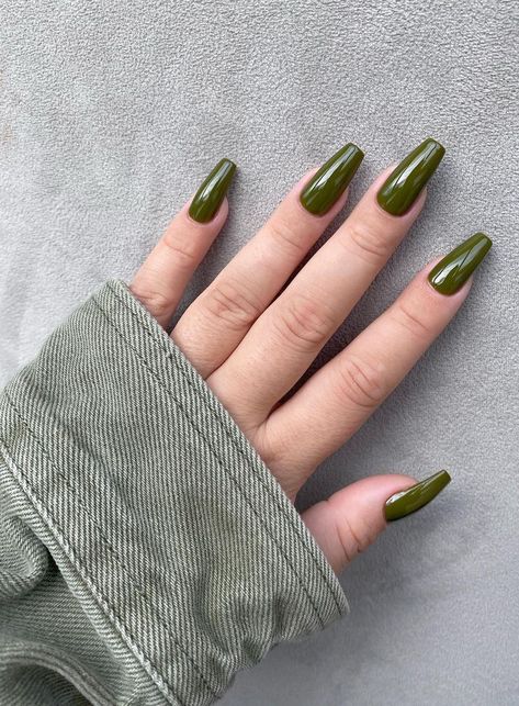 These are the top 10 trending nail colors for Winter 2021! Dark green, khaki and deep brown shades are on top of the list this season! Khaki Nails, Olive Nails, Green Nail Art, Nagellack Trends, Winter Manicure, September Nails, Nail Color Trends, Green Nail Designs, Nail Colors Winter