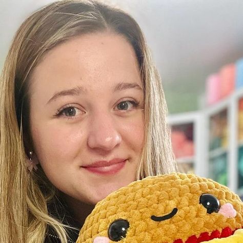 Anabelle Mcelhaney on Instagram: "Just me and my deluxe cheeseburger🍔 . Pattern by @curiouspapaya Yarn sweet snuggles from @michaelsstores . #crochet #crochetfood #hamburger #crochethamburger #crochetgrove #foryou #burger" Cheeseburger Crochet Pattern, Crochet Hamburger, Burger Crochet, Crochet Tutorial Pattern, Crochet Food, Amigurumi Free, Amigurumi Free Pattern, Cheeseburger, Just Me