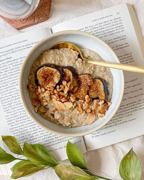 clarissa s. on Instagram: “Have you ever tried toasted oatmeal? Caramelized Fig Toasted Oats 🥣 swipe for details! ➪ ➪ ➪ GOLDEN TIP✨ before boiling your oats, toast …” Baked Oats Aesthetic, Oats Aesthetics, Fig Oatmeal, Fig Toast, Toasted Oatmeal, Butter Fruit, Toasted Oats, Healthy Plate, Healthy Plates