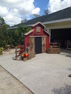 Farm Themed Birthday Party, House Fence Design, Western Theme Party, Western Town, Western Parties, Bamboo Fence, Hay Bales, Modern Fence, Farm Party