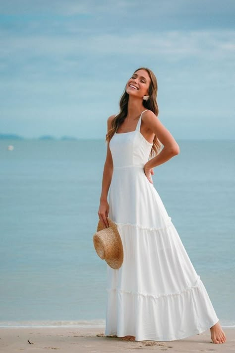 Poses On Beach, Dress Poses, Stile Boho Chic, Beach White Dress, Vacation Outfits Women, Beachy Dresses, Senior Photo Outfits, Stylish Short Dresses, Beach Photography Poses