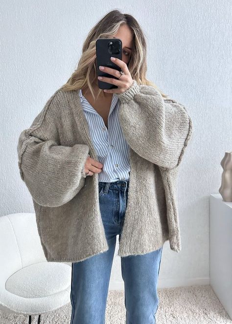 Morning Drop Off Outfit, Early Fall Fashion, Mode Tips, Early Fall Outfits, Fall Transition Outfits, Skandinavian Fashion, Blazer Outfit, Outfit Jeans, Cardigan Outfits