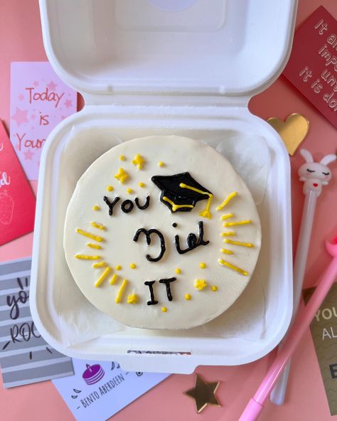 Graduation themed bento cakes 🎂⠀ A sweet way to show your newly graduates how much you’re proud of them!⠀ Graduation is a special day in everyone’s life, that happens usually only once. Real adult life is coming! ⠀ 📩 DM for order ⠀ ______________⠀ #bentocake #graduation #graduation2024 #graduationcake #pinterestcake #bentoaberdeen #aberdeenshire #bentocakeaberdeen #cakeaberdeen Graduation Cake Inspiration, Lunch Cake Graduation, Grad Cake Ideas Simple, Proud Of You Cake, Bento Cake Graduation, Graduation Bento Cake, Cute Graduation Cakes, Graduation Theme Cake, Cake For Graduation