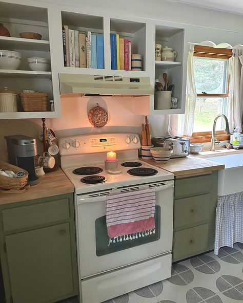 Nora Ephron Kitchen, Around Stove Decor, Homey Kitchen Decor, Home Inspo Cozy Living Room, Kitchen Aesthetic Colorful, Thrifted Kitchen Aesthetic, Old Kitchen Decorating Ideas, Thrifted House Decor, Thrifted Kitchen Decor