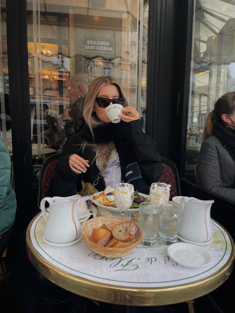 Local Parisian Style, Paris France Winter, Parisian Aethstetic, Paris Cafe Photoshoot, Paris Cafe Pictures, Parisian Photoshoot Ideas, Girl Brunch Aesthetic, Cafe Photo Aesthetic, Cafe Girl Aesthetic