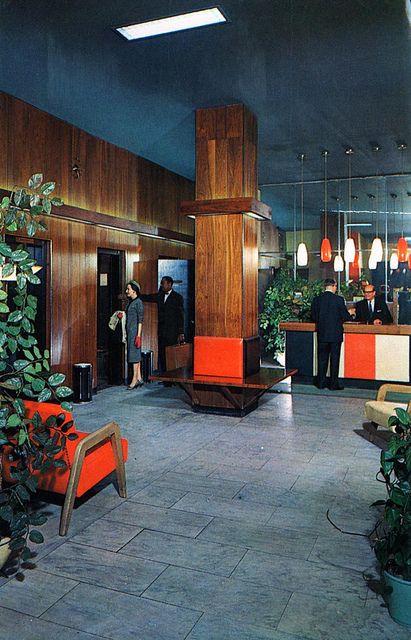 Luxury Lobby Design, Hospital Lobby, Mid Century Hotel, House Lobby, 80s Interior, Mid Century Interior, Retro Interior Design, Office Lobby, Hotel Lounge