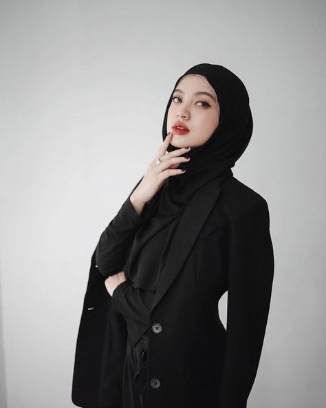 Studio Formal Photoshoot, Model With Hijab, Foto Cv Hijab, Outfit Photo Studio, Foto Studio Ideas, Photoshoot Ideas Hijab, Simple Photography Poses, Mafia Photoshoot Ideas, Self Photo Studio Pose