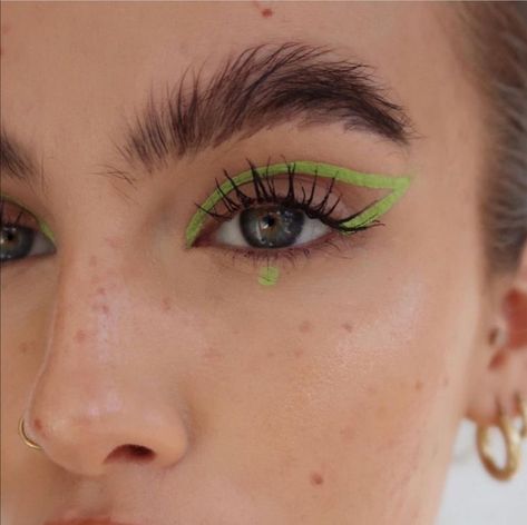 Sophie Floyd, Green Eyeliner, Graphic Makeup, Graphic Eyeliner, Swag Makeup, Smink Inspiration, Makijaż Smokey Eye, Dope Makeup, Creative Eye Makeup