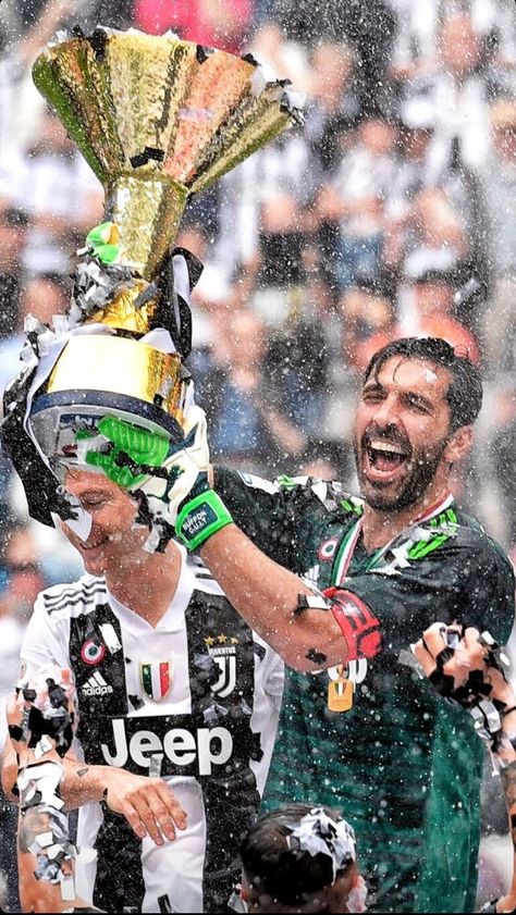 Gigi Buffon, Juventus Players, Bayer Munich, Juventus Wallpapers, Football Or Soccer, Fifa Football, Team Goals, Association Football, Zlatan Ibrahimović