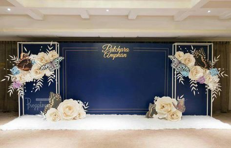 #weddingplaner Navy And Gold Backdrop, Royal Blue Backdrop, Sangjit Decoration, Event Backdrops, Wedding Photo Walls, Paris Theme Wedding, Rustic Bohemian Wedding, Photowall Ideas, Flower Backdrop Wedding