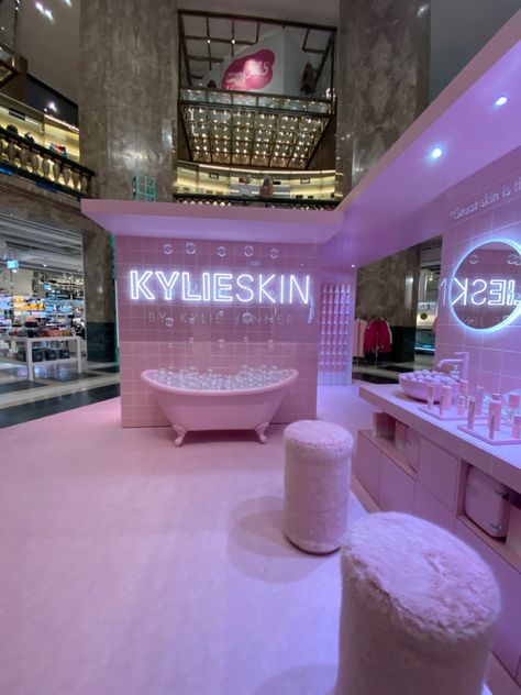 Kylie Skin Pop Up Store, Kylie Pop Up Shop, Extravagant Homes, Kylie Skin, Vendor Booth, Kkw Beauty, Dj Booth, Guerilla Marketing, Luxe Life