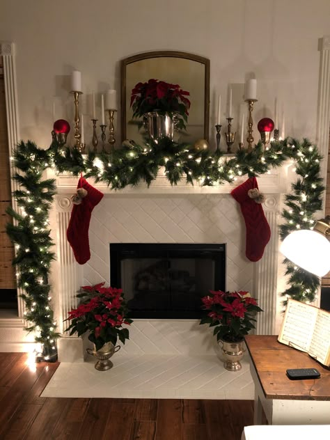 Christmas Decorating Hacks, Xmas Fireplace, Decorating Ideas Christmas, Cozy Christmas Decor, Christmas Mantle Decor, Christmas Fireplace Decor, Christmas Decor Inspiration, Christmas Mantel Decorations, Christmas Tree Inspiration