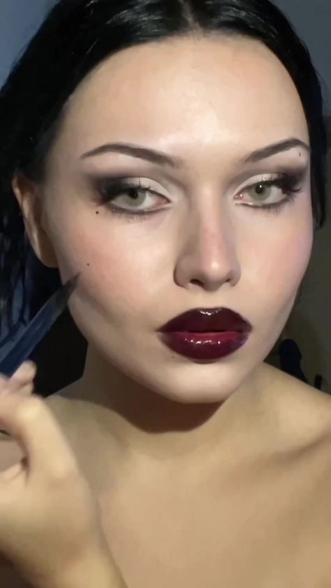 18th Century Makeup, Vamp Makeup, Vampire Makeup Looks, Witchy Makeup, Vampy Makeup, Romantic Makeup, Pretty Eye Makeup, Vampire Makeup, Alternative Makeup